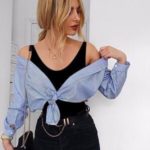 צעירה שובבה עם גוף חטוב